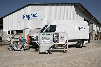 Kugelstrahlmaschine Foto von einer Kugelstrahlmaschine mit Absaugung vor einem Lager und Sprinter