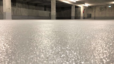 Nahaufnahme vom Boden einer Tiefgarage