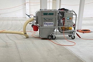 Kugelstrahlmaschine im Einsatz Foto einer Kugelstrahlmaschine im Einsatz