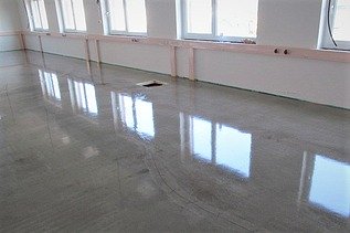 Foto des Hallenbodens mit einer Beschichtung