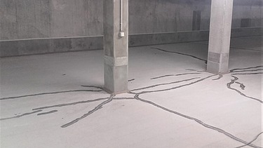 Foto von verfüllten Rissen an Stützen und Boden
