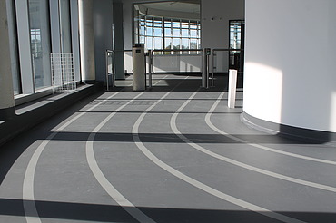 Foto von einer beschichteten Eingangshalle eines Hallenbades