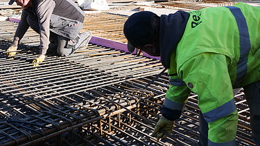 Foto vom Bewehrungsarbeiten an einer Tiefgaragendecke