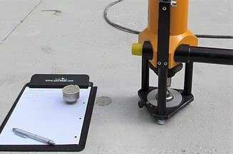 Untersuchungen und Messungen an der Bausubstanz Foto von einem Klemmbrett und Messapparatur für betontechnologische Untersuchungen