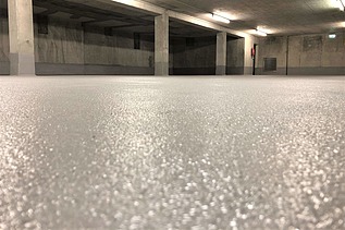 Nahaufnahme vom Boden einer Tiefgarage