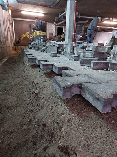 Foto von Pflaster und Aushubarbeiten in der Tiefagarage