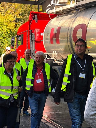 Bild von Mitarbeitern vor einer Halle