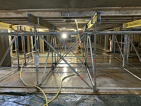 Foto von einem Gerüst unter der Tiefgaragendecke, Tiefgargensanierung Stuttgart