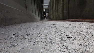 Foto von einem Gang in dem Betonabbruch liegt