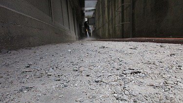 Foto von einem Gang in dem Betonabbruch liegt