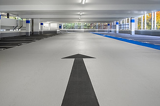 Stützen in einer Tiefgarage mit grau-gelbem Anstrich