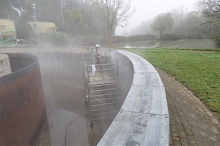 Foto von einer Betonwand eines Klärbeckens