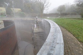 Foto von einer Betonwand eines Klärbeckens