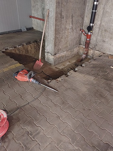 Foto von ausgehobenen Fundament in einer Tiefagarage