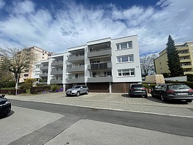 Foto von einem Mehrfamilienhaus mit Balkonen