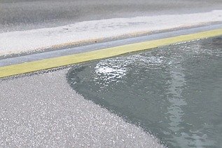 Nahaufnahmen einer schimmernden Flüssigkeit auf dem Boden