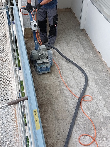 Foto von einem Balkon der kugelgestrahlt wird