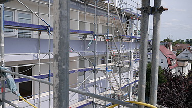 Foto von einem eingerüsteten Mehrfamilienhaus