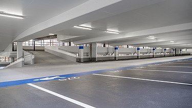 Foto von einer Parkhausebene mit Rampe beschichtet