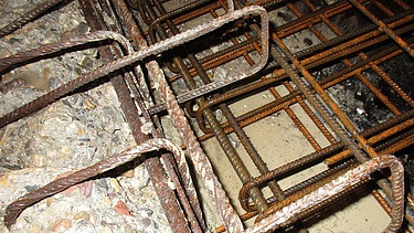 Foto von freigelegten Bewehrungseisen mit Bewehrungsergänzung