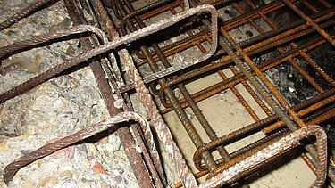 Foto von freigelegten Bewehrungseisen mit Bewehrungsergänzung