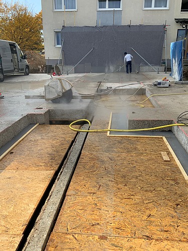 Foto von Betonsägearbeiten an einer Fuge Tiefgaragendecke