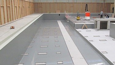 Foto von einem Hallenabschnitt und glänzender Beschichtung