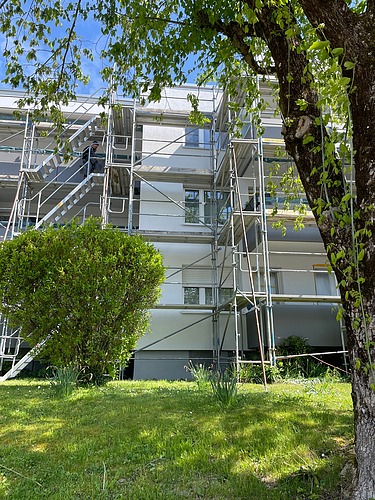 Foto von einen eingerüsteten Mehfamilienhaus