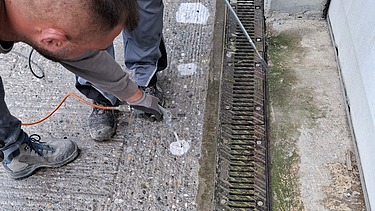 Foto von zwei Mitarbeitern die nachträgliche Bewehrungsanschlüsse setzten