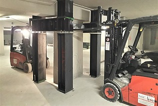 Anbringen der Tiefgaragenverstärkung Foto von zwei Gebelstapler an einer Stütze