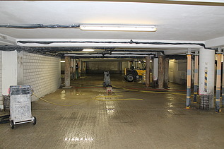 Foto von einer abgestützten Tiefgarage nach dem Abtrag des ersten Pilgerschrittes