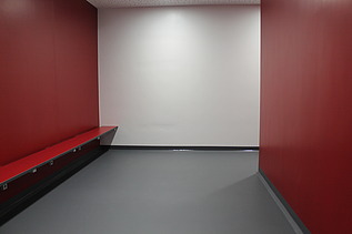 Foto von einer roten Wandbeschichtung in einer Umkleidekabine
