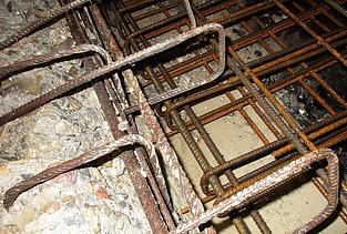 Foto von freigelegten Bewehrungseisen mit Bewehrungsergänzung