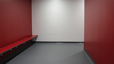 Foto von einer roten Wandbeschichtung in einer Umkleidekabine
