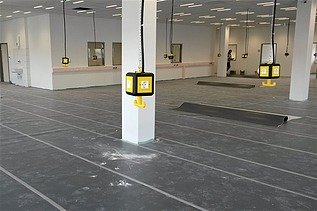 Foto von einer Halle mit herunterhängenden Stromanschlüssen