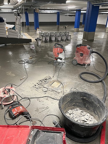 Foto von einem Abbruchhammer beim Abbruch eines Bodenablaufs