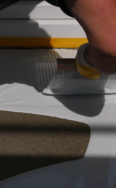 Foto von Beschichtungsauftrag auf einem Balkon