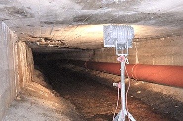 Belichtung der Verdolung für die Instandsetzungsarbeiten Foto eines Leuchtstrahlers in einer Verdolung