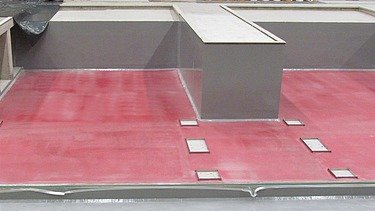 Foto einer roten Bodenbeschichtung an einem Becken in einer Halle