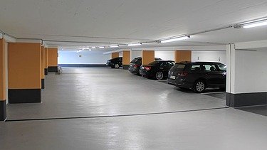 Foto einer Tiefgaragen mit parkenden Autos