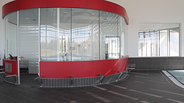 Foto von einer roten Beschichtung an Wänden im Hallenbad