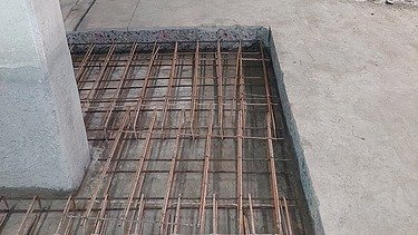 Foto von Bewehrungsarbeiten an der Bodenplatte