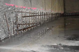 Foto von freigelegter Bewehrung im Stützenbereich