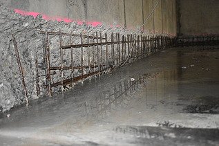 Foto von freigelegter Bewehrung im Stützenbereich
