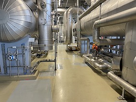 Foto des Hallenbodens mit einer Beschichtung