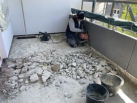 Foto von einem Balkon auf dem der Estrich entfernt wird