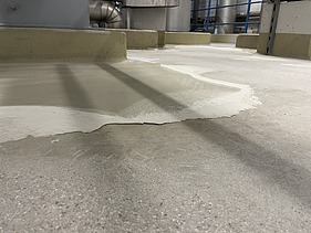 Foto von der Entschichtung eines Betonbodens