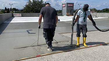 Foto vom Einbau des PCC Materials zum Ausgleich von Höhenunterscheiden