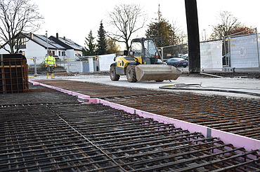 Foto von einer Tiefgaragendecke die bewehrt wurde und einem Radlader