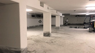 Instandsetzung der Tiefgarage  Foto von einer Tiefgarage und Instandsetzungsarbeiten